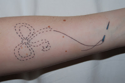 tatuagem de laço no braço