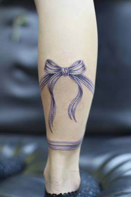 tatuagem de laço na perna