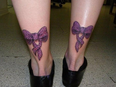 tatuagem de laço na perna