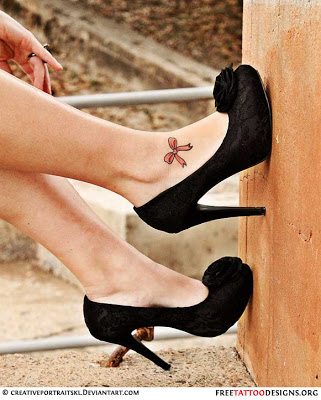 tatuagem de laço no pé