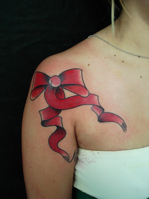 tatuagem de laço no ombro