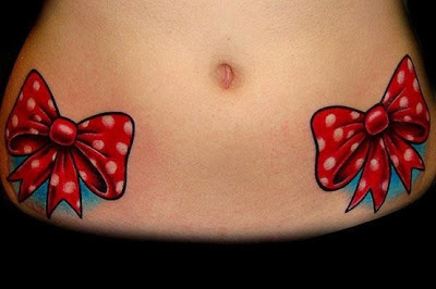 tatuagem de laço na barriga