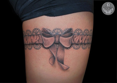 tatuagem de laço na coxa