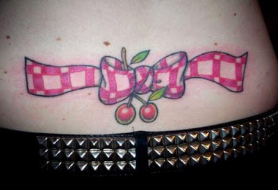 tatuagem de laço nas costas