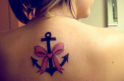 tatuagem de âncora com laço nas costas