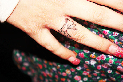 tatuagem de laço no dedo