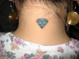 tatuagem de diamante na nuca