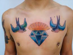 tatuagem de diamante no peito