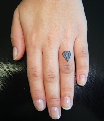 tatuagem de diamante no dedo