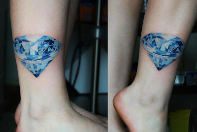 tatuagem de diamante no pé