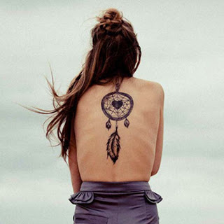 tatuagem de filtro dos sonhos nas costas